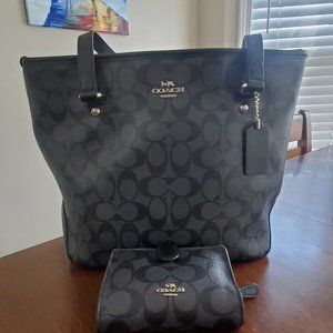 Coach Classic Signature Tote